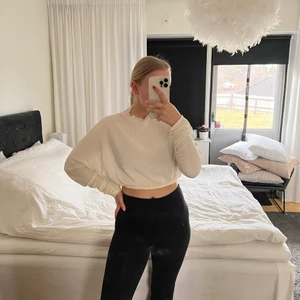 Topp, BIANCAXNELLY  - Topp från BIANCAxNELLY. I storlek 34. Knappt använd.   Nypris: 399kr Mitt pris: 70kr  Skicka meddelande om du vill ha flera bilder. Vid snabb affär kan priset diskuteras! Kan mötas i Tyresö eller skickar!  #biancaxnelly 