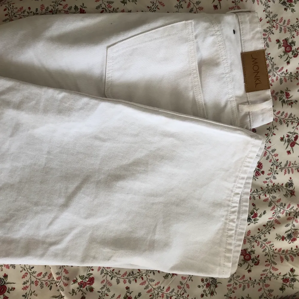 Vita breda byxor från monki! Perfekt till sommaren 😊har bara använt dessa en gång! . Jeans & Byxor.