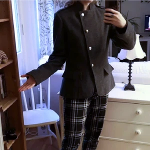 Kappa strl 38 - Mörkgrå vintage kappa strl 38, har 2 fickor. 71% ylle, 20% nylon, 6% cashmere, 3% angora. Knapparna har lite slitage (se sista bilden) vilket jag personligen tycker är snyggt, men dem går ju byta ut! Frakt tillkommer. 