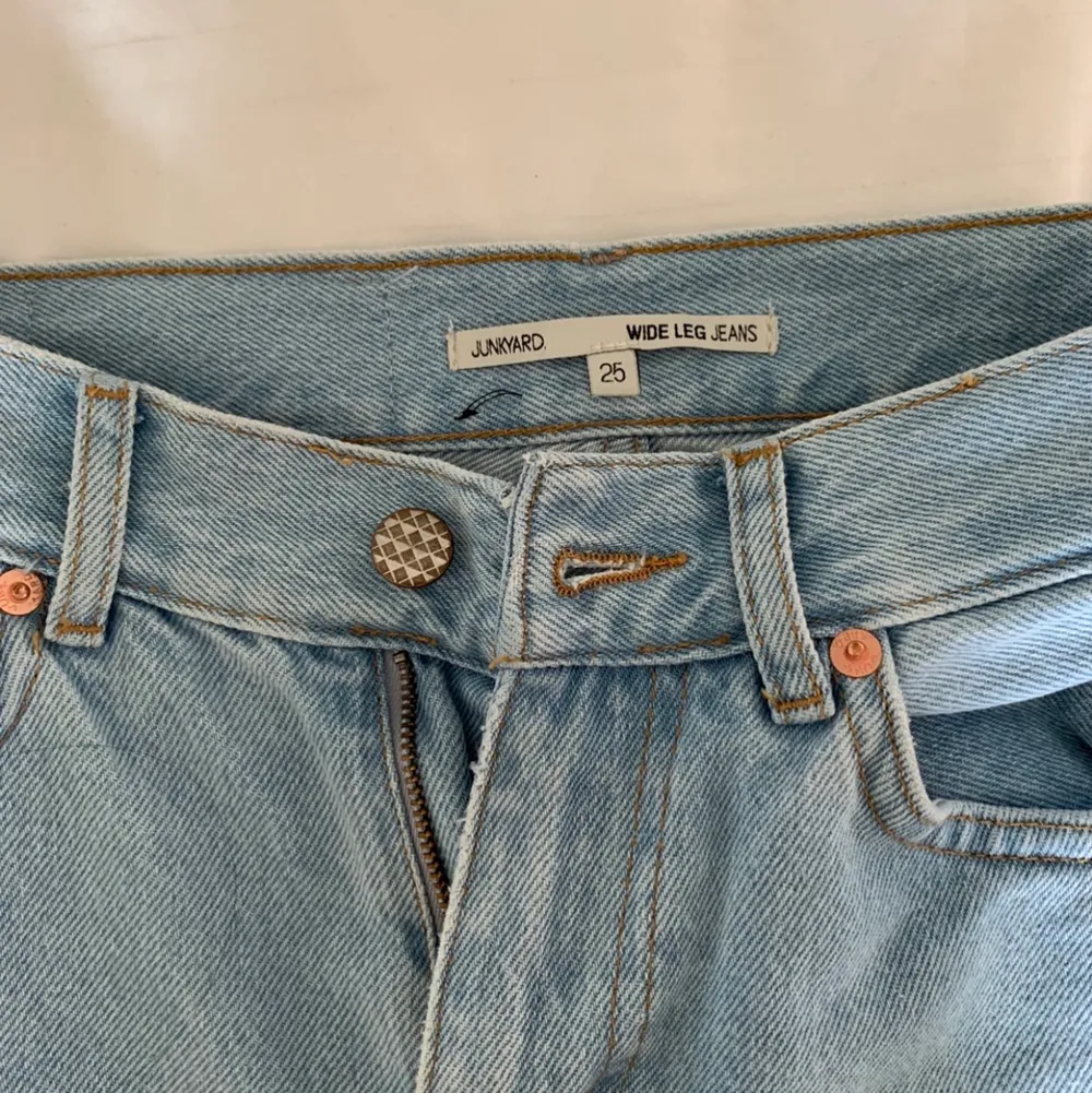 Ljusblå jeans ifrån junkyard i storlek 25. Använda ett fåtal gånger. Säljer pga att dem är för små för mig. Köp direkt för 300kr + frakt💕. Jeans & Byxor.