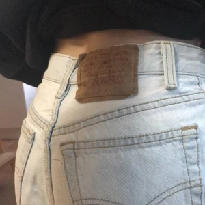 Levi’s 501 jeans - Levi’s 501 jeans som är köpta second hand. Passar storlek s och är långa i benen. Inga fläckar eller defekter. Det är ingen dragkedja utan flera knappar.