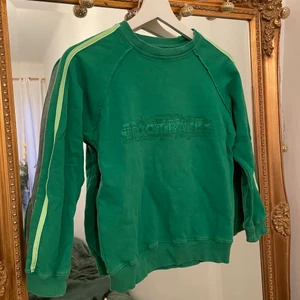 Adidas sweatshirt  - Tröja som jag inte fått så mkt användning av men den sitter fint på! Funkar för S-XS