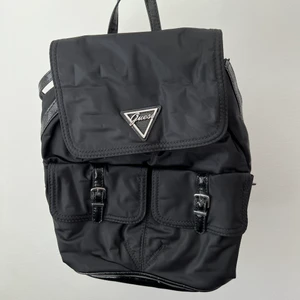 guess ryggsäck - mått 33cmx28cmx14 cm. använd 1 gång. köptes tidigt 2000tal. möts upp i stockholm eller fraktar. 🖤 den finns kvar. 