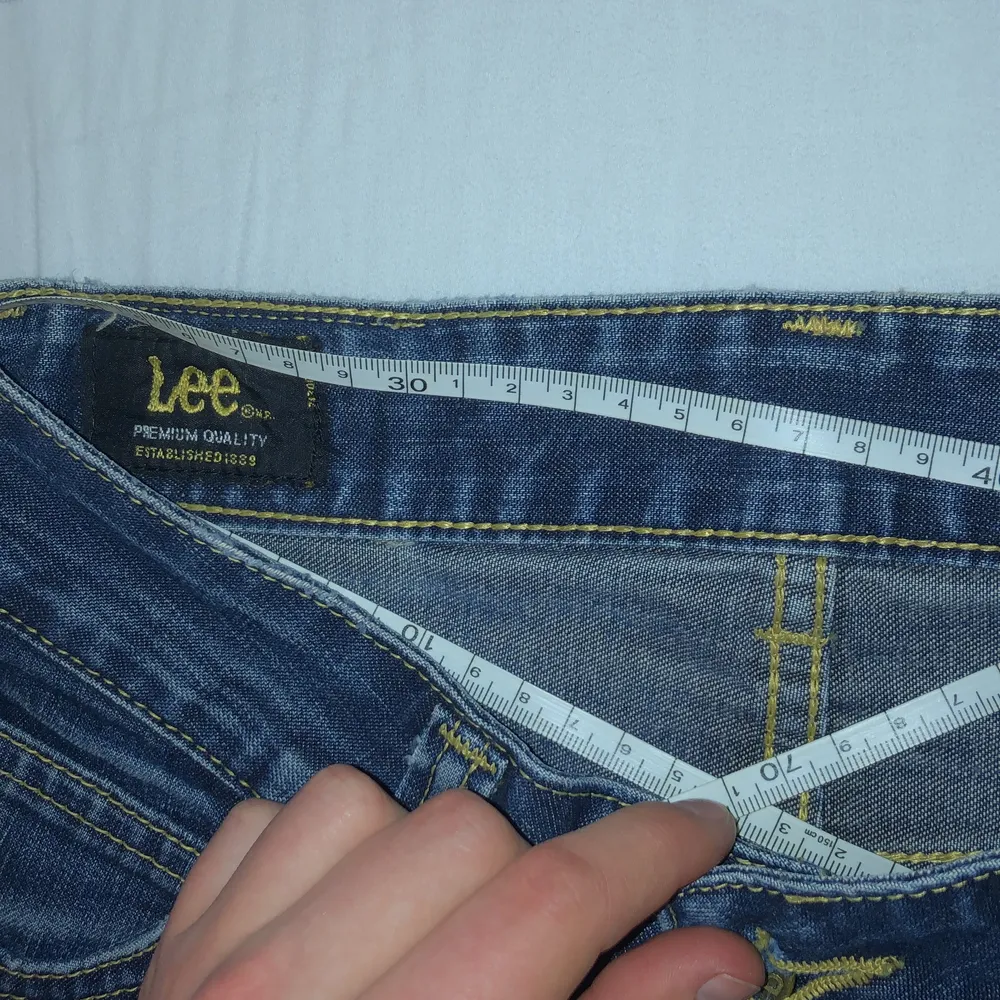 Köpte dessa fantastiska lågmidjade jeans men dem var tyvär för små för mig🥲. Jag har lagt in en bild då man ser att pressen runt läran är 22cm och längden är 94cm från främre midjan och ner. På innersidan är jeansen 73cm!  Står ej för prakt💌. Jeans & Byxor.
