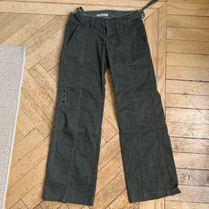 Cargopants - PERFEKTA cargopants i mkt bra skick. Asbekväma att ha på sig och är lite stretchiga 