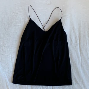 Svart Topp - Svart lössittande topp. Bra skick. Storlek S, men passar bra på M. Köparen står för frakt🌸