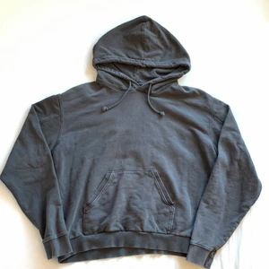 Mörk Grå Hoodie  - Snygg mörkgrå hoodie från Weekday. Storlek S (Man). Passar som M på mig. Bra skick. Köparen står för frakt <3