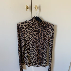 Leopardmönstrad topp - Supersnygg och mjuk långärmad tröja i leopard😍