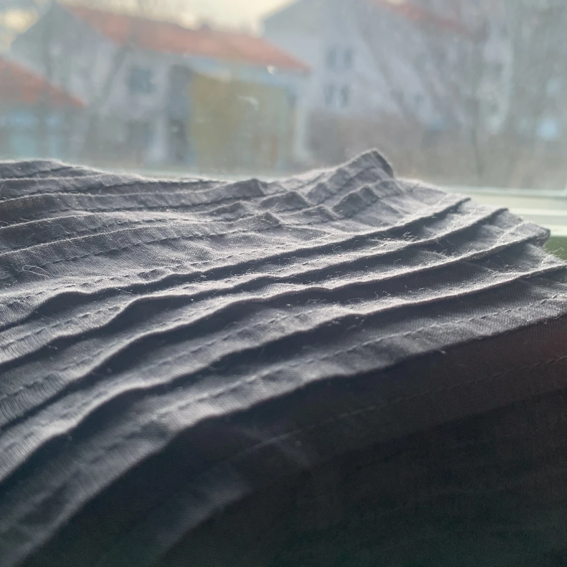 Grå blus med gulliga detaljer - 91