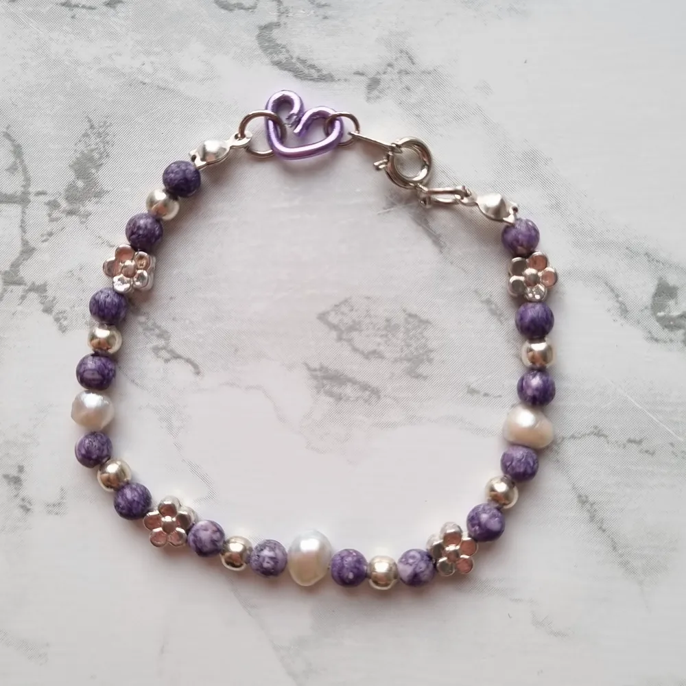 💜Jättegulligt lila och silvrigt armband med grå sötvattenspärlor. Gör även custommade💜 Frakt 12kr Dma vid frågor. KOLLA IN PROFIL FÖR FLER SAKER😊. Accessoarer.