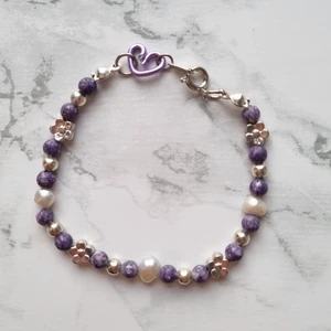 Armband - 💜Jättegulligt lila och silvrigt armband med grå sötvattenspärlor. Gör även custommade💜 Frakt 12kr Dma vid frågor. KOLLA IN PROFIL FÖR FLER SAKER😊