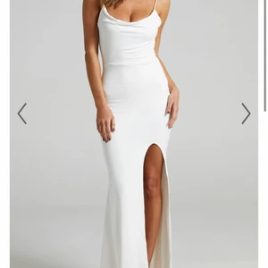 Showpo maxiklänning - Säljer denna underbara vita långa klänning från det australiensiska märket Showpo då jag hittat en annan inför balen jag tänkte ha den på! Den sitter SÅ fint på och formar kroppen på ett jättefint sätt. Den är i nyskick med prislapp på, endast testad. Pris går att diskutera vid snabbt köp. Skriv PM för fler bilder 💕 exklusive frakt 