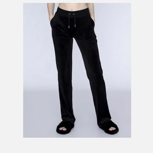 Svarta Juicy Couture byxor  - Intressekoll på mina svarta juicy byxor i nyskick!! Använda 2 gånger och säljer för ett bra pris men även intresserad av att byta mot en annan färg, spelar inte jätte stor roll vilken färg men i XS ❤️ buda!!