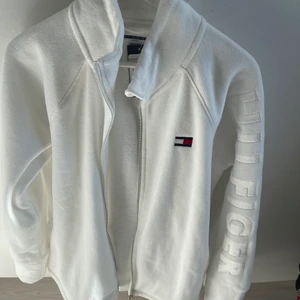 Tommy hilfiger  - Säljer helt nytt tröja Tommy Hilfiger 