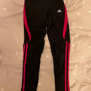 Adidas träningsbyxor strl XS/S - I strl XS men passar även S. Originalpris: 499:-