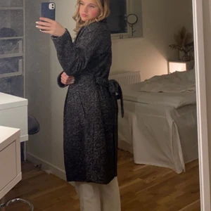 Kappa -  Säljer säljer min jättefina kacka då den inte kommer till användning på grund av att du inte är min smak aldrig använd och prislappen sitter kvar på alltså nyskick passar perfekt till både våren och hösten Det är en lite varmare kappa så den funkar även på vintern med en tjocktröja under👍🏼🥰originalpriset är 1300 men nu kostar den 400kr köparen står även för frakten❤️