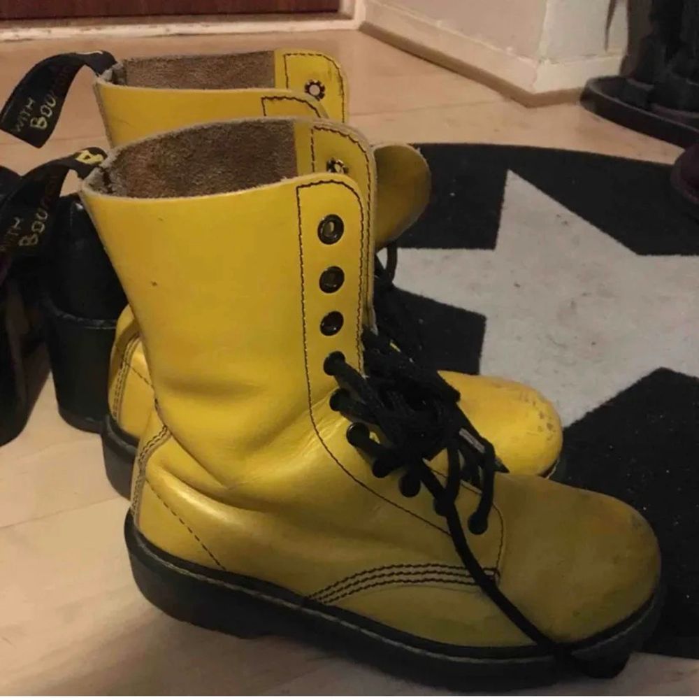 Söker gula Dr. Martens (bilderna är lånade!). Skor.