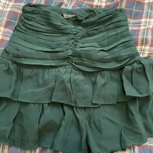 Hej jag säljer en zara kjol. Färgen är lite mörkare än på bilden!! 150 kr. Storlek S, men passar även en XS. Postbevis skickas och + frakt 🚚 Om ni har några frågor kontakta mig så svarar jag så snabbt jag kan❤️
