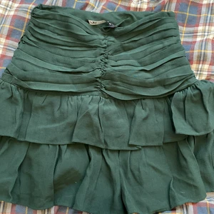 Zara Kjol - Hej jag säljer en zara kjol. Färgen är lite mörkare än på bilden!! 150 kr. Storlek S, men passar även en XS. Postbevis skickas och + frakt 🚚 Om ni har några frågor kontakta mig så svarar jag så snabbt jag kan❤️