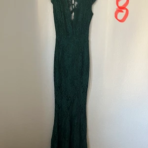 Bubbleroom klänning storlek S - Säljer min klänningen från Bubbleroom som sitter fantastiskt fin på! Djup urringning fram och bak, Använd endast 1 gång 