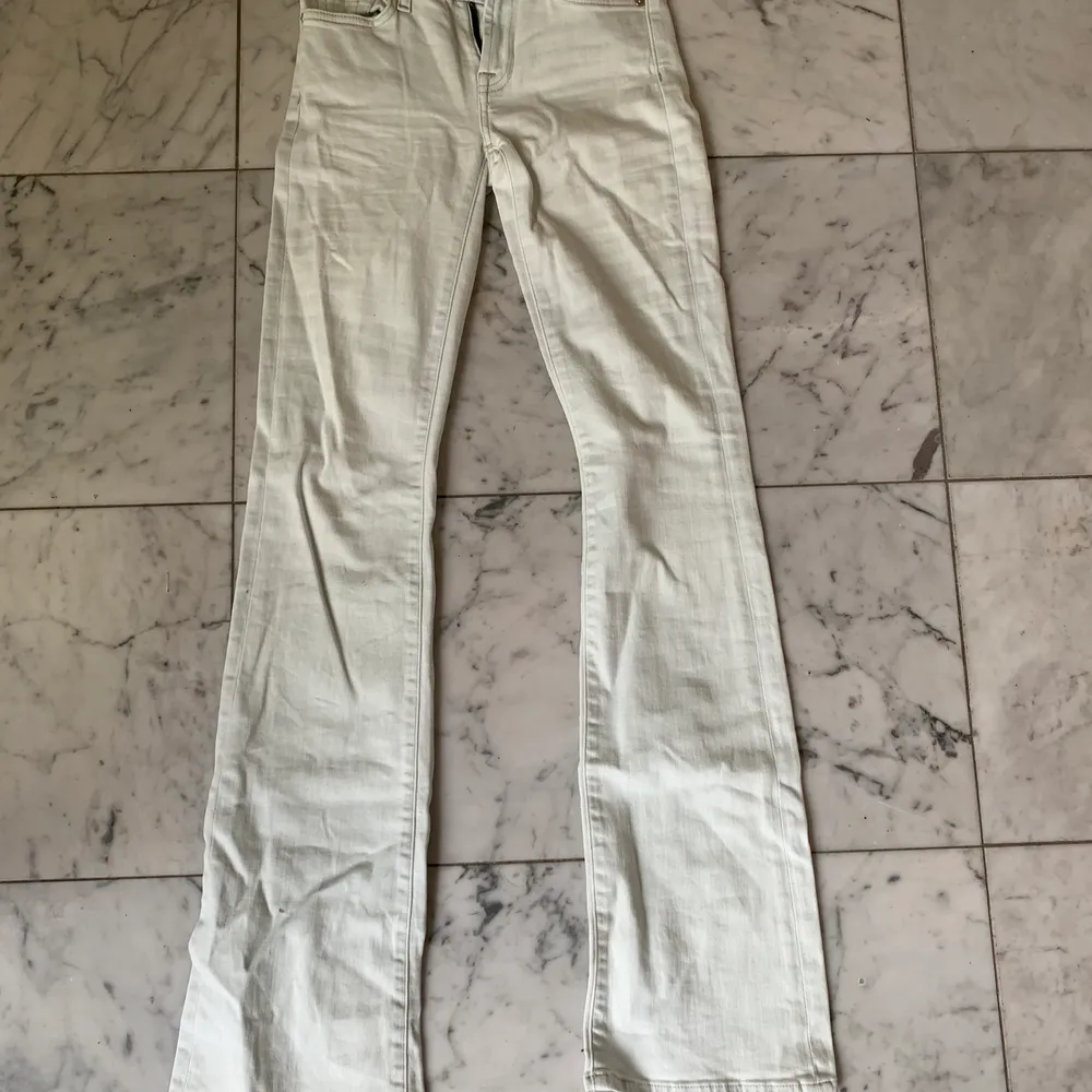 Jättefina vita jeans som är köpta på secondhand. Dom är lite slitna nedtill där av priset. Säljer då dom är för långa❤️ Dom är 24 i midjan och något längre än 32 i längden❤️ Köparen står för frakt❤️. Jeans & Byxor.