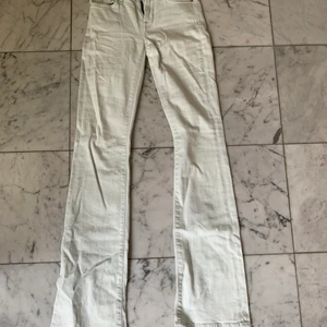 Vita Jeans - Jättefina vita jeans som är köpta på secondhand. Dom är lite slitna nedtill där av priset. Säljer då dom är för långa❤️ Dom är 24 i midjan och något längre än 32 i längden❤️ Köparen står för frakt❤️