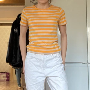 T-shirt från Cubus - T-shirt i stl xs. Knappt använd. Fint skick. 30kr & kan tas till Kalmar/Öland. Kan såklart fraktas men då tillkommer även kostanden för frakten🥰