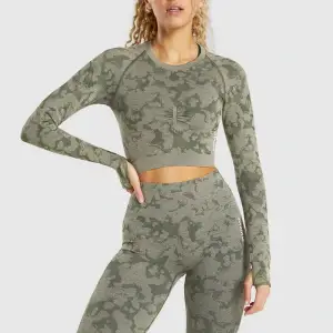 Gymshark Adapt Camo leggings och topp använda max 3 gånger så i nyskick. Toppen är i strl L, passar mig som har S vanligtvis. Byxorna är i strl M. Formar kroppen skit snyggt men får tyvärr ingen användning av dom då jag har andra som jag gillar bättre ❤️ skriv för fler bilder osv. Nypris för båda: 1098 kr 