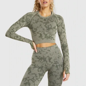 Gymshark  - Gymshark Adapt Camo leggings och topp använda max 3 gånger så i nyskick. Toppen är i strl L, passar mig som har S vanligtvis. Byxorna är i strl M. Formar kroppen skit snyggt men får tyvärr ingen användning av dom då jag har andra som jag gillar bättre ❤️ skriv för fler bilder osv. Nypris för båda: 1098 kr 