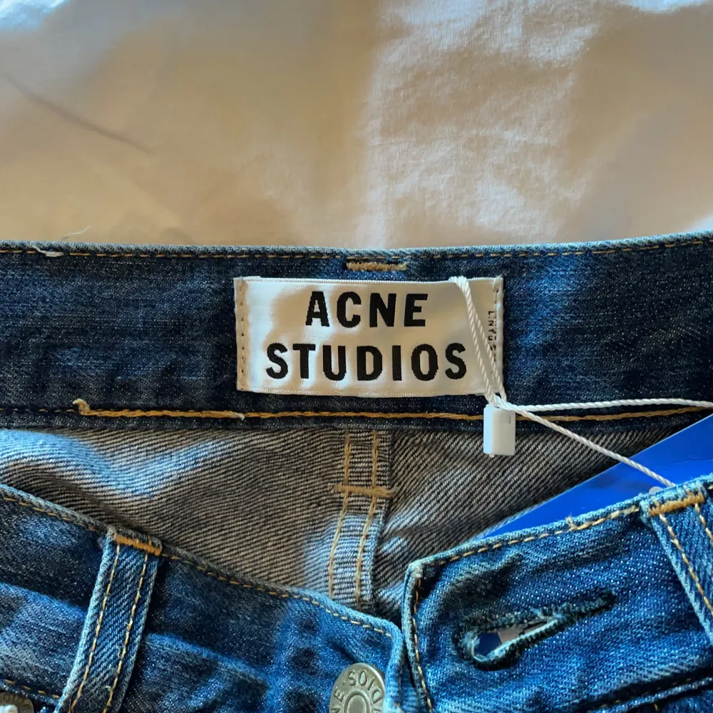 Säljer nu dessa jeans från acne studios då de tyvärr är för stora för mig!  Passar jättebra till vilken tröja som helst💞 Köparen står för frakt!. Jeans & Byxor.