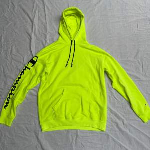 Champion hoodie i limegrön färg, tryck längst armen. Välanvänd :)