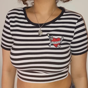 Randig Croptop H&M - Randig svartvit croptop med hjärtdetalj på vänster sida från H&M divided storlek: S. Stretchigt material!!🖤🖤