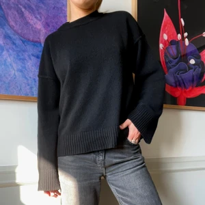 PURE UF Kashmirtröja - Vi är PURE UF och säljer kläder i 100% återvunnen kashmir. Detta är Visible Seam Sweater i färgen INK (svart). En svart lite oversized kashmirtröja. Modellen är 167 cm lång och bär storlek S/M. Kontakta oss om du är intresserad av att köpa!! @pure_uf på Instagram 💖💖💖