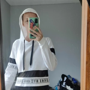 Hoodie från newyorker - En hoodie från newyorker som är lite croppad. Kommer inte till användning