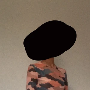 Multifärgad genomskinlig tröja - Den är genomskinlig och väldigt stretchig. Den har flera olika färger och ett mönster. Och armarna är väldigt långa.