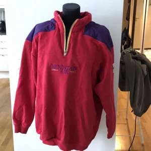 Mountain air tröja - Röd mountain air tröja. Köpt på beyond retro. Aldrig använd. Jack-tröja.