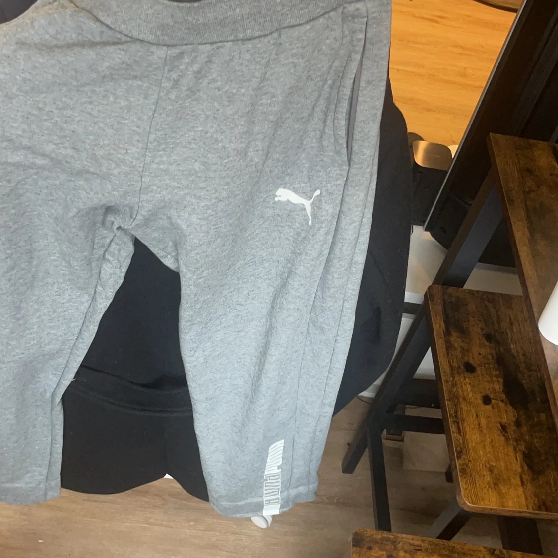 Puma byxor som är raka. Strl : L