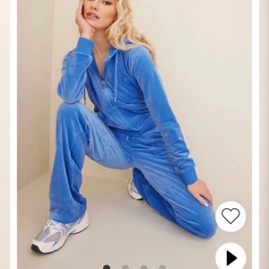 Blått juicy sett🦋 - Säljer mitt juicy set i den slutsålda färgen regatta. Byxor stl xs och tröja stl s. Köpt för 2 månader sen så de är i nyskick. Finns kvitto och taggar.💙💙