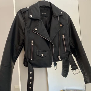 Skinnjacka -  Super snygg vanlig svart skinnjacka i toppskick! Nästan aldrig använd och har absolut inga defekter. Perfekt nu till sommaren jag säljer då jag har en annan likadan❤️ pris kan diskuteras skriv för frågor