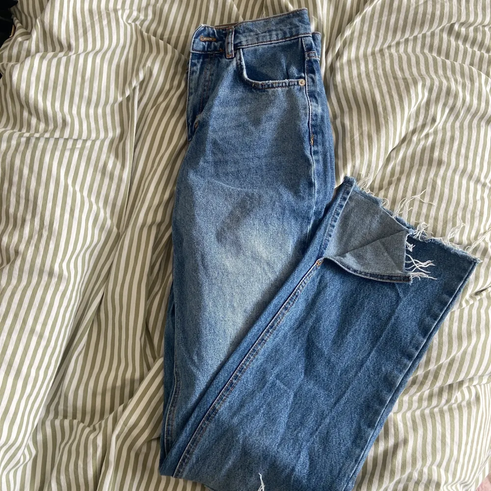 Ett par jätte fina raka jeans från PULLA&BEAR med hål i knäna samt slit där nere. Använda ett fåtal gånger så de är i fint skick! . Jeans & Byxor.