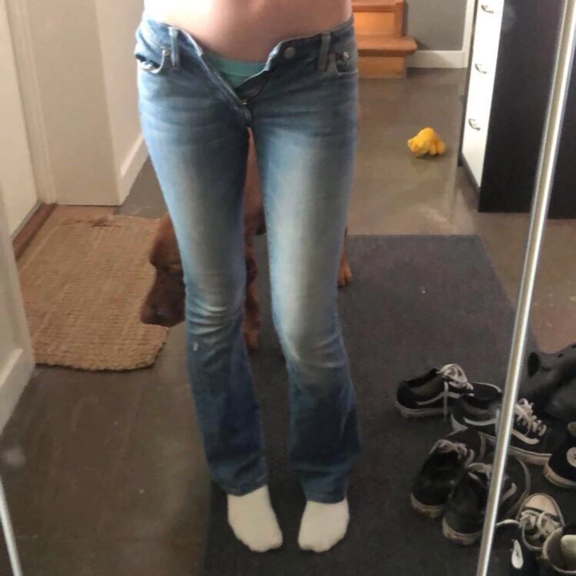 utsvängda lågmidjade jeans