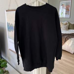 En helt ny svart sweatshirt från GinaTricot i storlek S