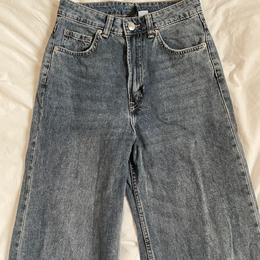 Wide leg jeans från hm, använda ett fåtal gånger. Finns en liten reva vid dragkedjan men är ingenting som egentligen syns :). Jeans & Byxor.