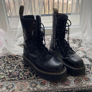 Jadon Hi - Köpta på min tid som butiksbiträde på Dr.Martens, mycket sparsamt använda.🌱 Kan ev. gå ner lite i pris.🤍 Har gått in i dem med ett par sulor som gör att man kommer upp en halv storlek (sulorna är från Dr.Martens). Nypris: ca 2400kr.