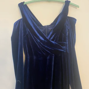 Blå klänning  - Lång klänning med långa armar 