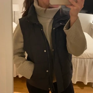 Dunväst - Säljer nu min fina dunväst i strl XS! Perfekt nu till våren och är i nyskick💛
