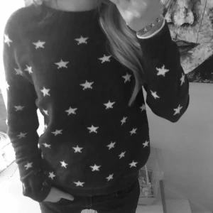 Stjärn tröja  - En snygg mörkblå tröja med vita stjärnor från hm i storlek S! 💖 skriv för bilder/frågor!! ☺️ och det går att förhandla 