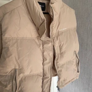 Beige väst kort modell - Super snygg väst lite croppad! Knappt använd