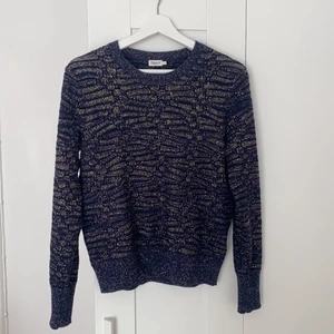 Mörkblå/ glittrig Filippa K tröja  - Mörkblå/ glittrig Filippa K tröja, superfin till sommarkvällar! Storlek s