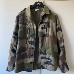 Militär jacka - INTRESSEKOLL på den här supersnygga militär jackan, köpt secondhand och bra skick, men den har ett litet hål i ena fickan men det märks inte av. Säljer då den inte kommer till användning, skriv för fler bilder och buda i kommentarerna  från 150kr, ❗️köparen står för frakt❗️skriv om du vill köpa direkt